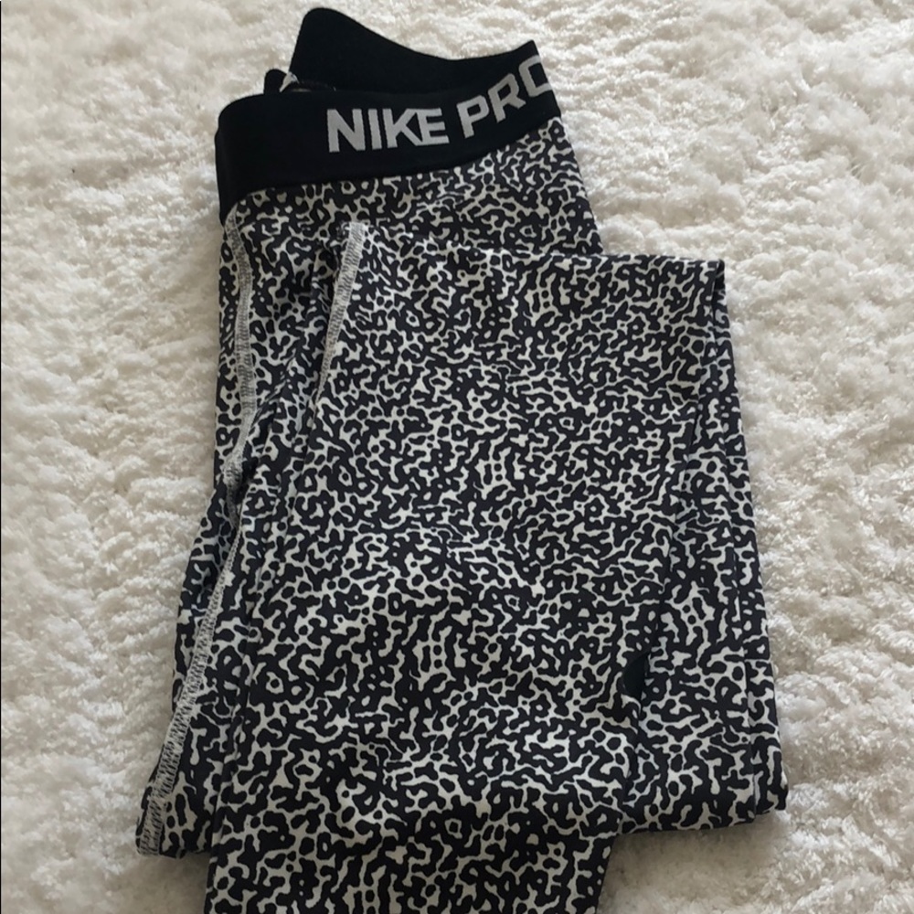 black and white nike pro leggings